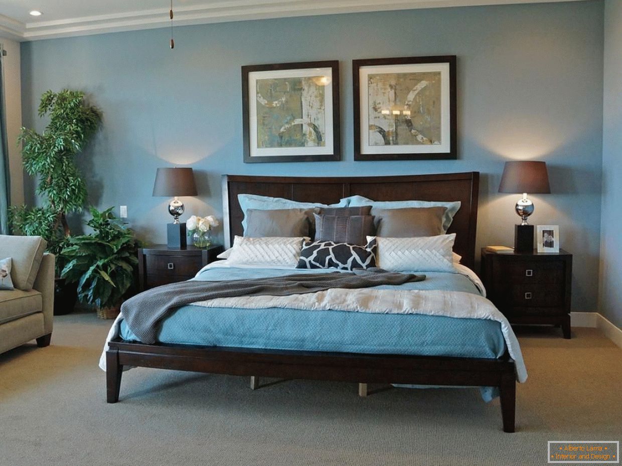 Drveni krevet u modernoj spavaćoj sobi