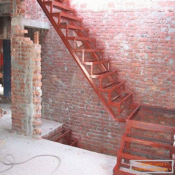Jednostavno zavareni metalni stubište u privatnoj kući
