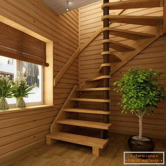 Moderna spiralna stubišta u privatnoj kući od drva