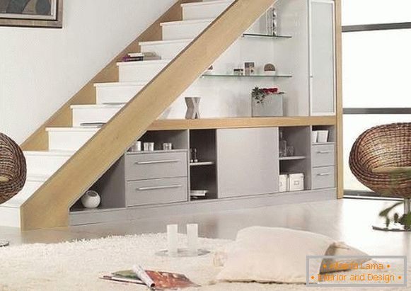 Dizajn stepenica u privatnoj kući - fotografija s ugrađenim namještajem