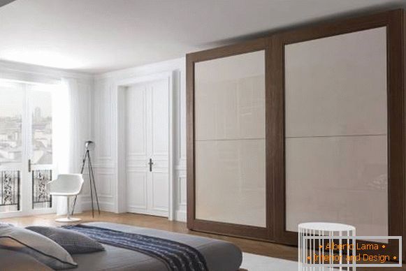 Klasična bijela vrata u unutrašnjosti apartmana - foto spavaća soba