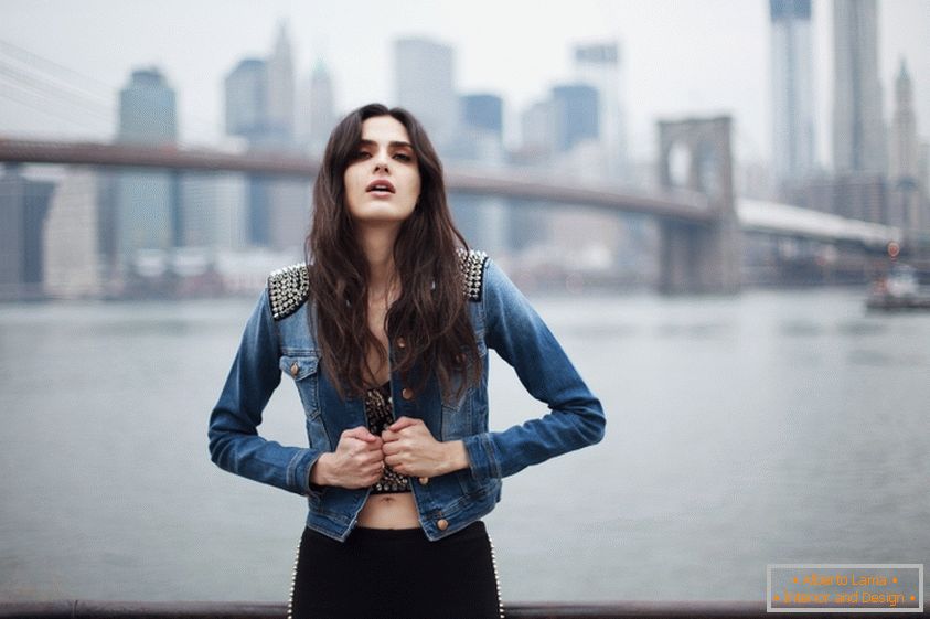 Portret djevojke u pozadini Brooklyn Bridgea