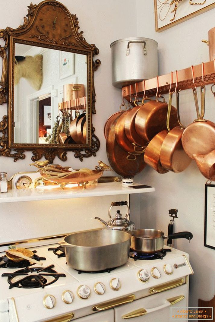 Brončano posuđe u kuhinji