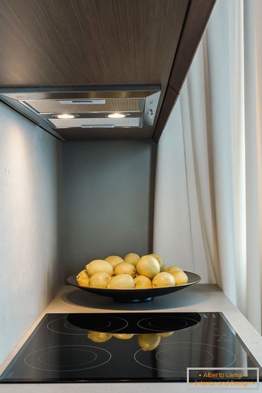 Limuni u blizini peći u kuhinji s efektom optičke iluzije