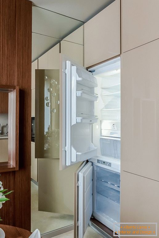 Hladnjak u kuhinji s efektom optičke iluzije