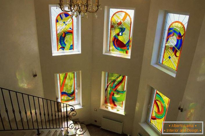 Luksuzno ukrašavanje prozora s vitražom. Nekoliko elemenata je sjedinjeno u jednoj slici. 