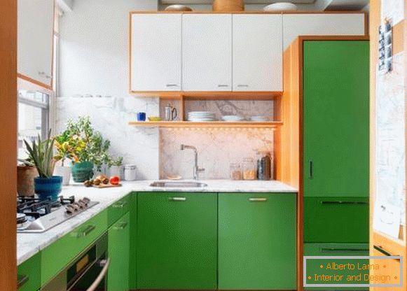 Mala kuhinja u bijelim i zelenim tonovima