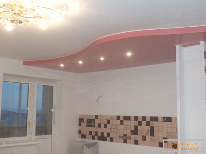 Klasični strop s dvostrukim stubama u crveno-bijelim bojama za prostranu kuhinju.