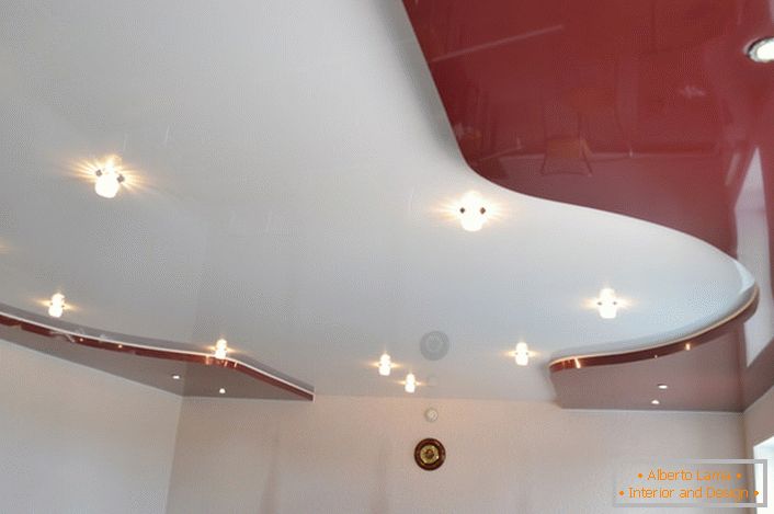 uporaba nadzemnih i udubljenih rasvjetnih tijela omogućuje skladnu preciznost originalnosti stropova.