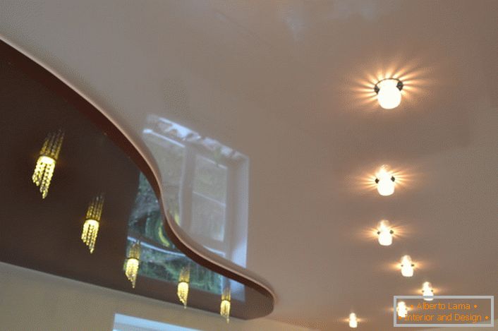 Izvorna rasvjetna rasvjetna tijela za strop na dvije razine. Pod mračnim umetkom od trešnje podrazumijeva se instalacija šankova.