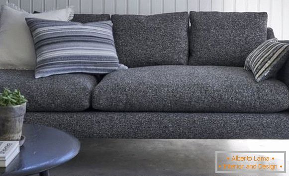 Sofijska kauča, tepih i jastuci iz zbirke 2016 iz Designers Guilda