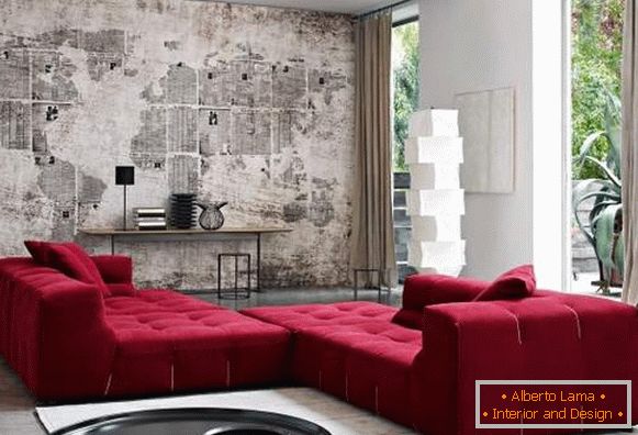 Sjajne crvene sofe u dnevnoj sobi