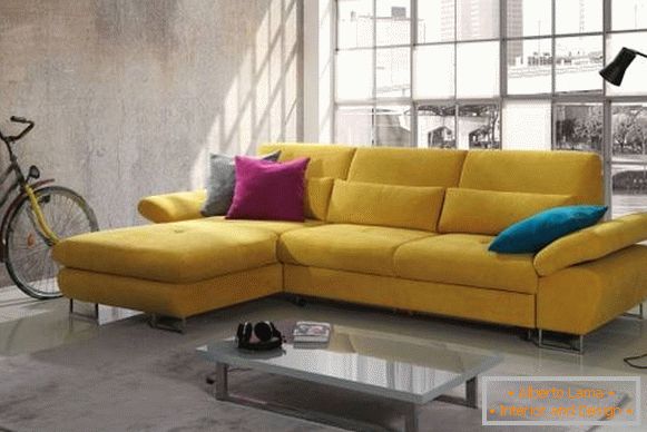 Lijepi sofe svijetle boje u unutrašnjosti fotografije