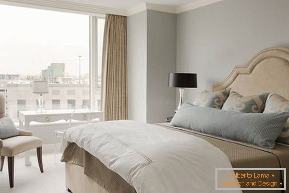 Kombinacija sive i bež boje u unutrašnjosti male spavaće sobe