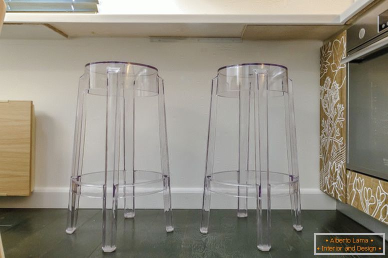 Kreativni transparentni stolovi za kuhinje