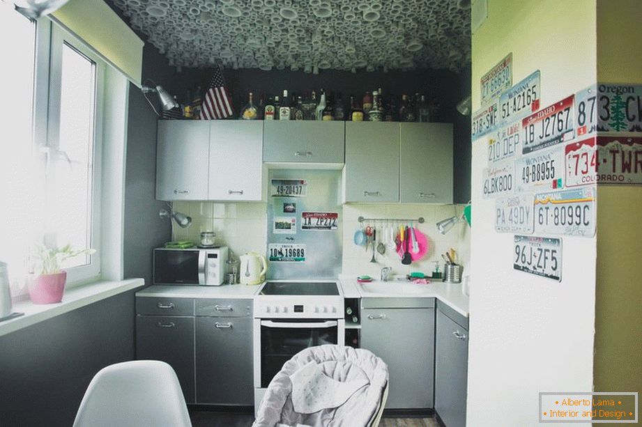 Mala udobna kuhinja u sivoj boji