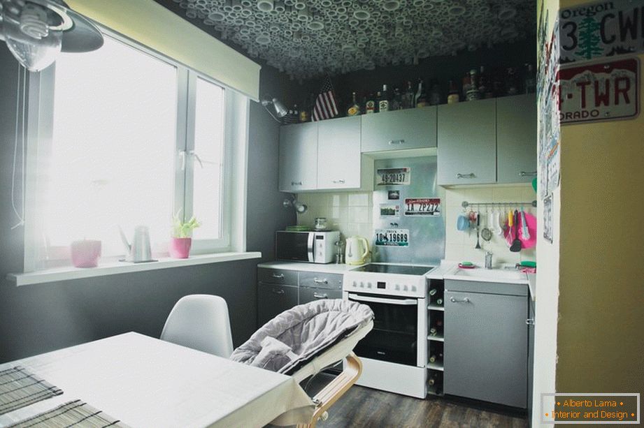 Mala udobna kuhinja u sivoj boji