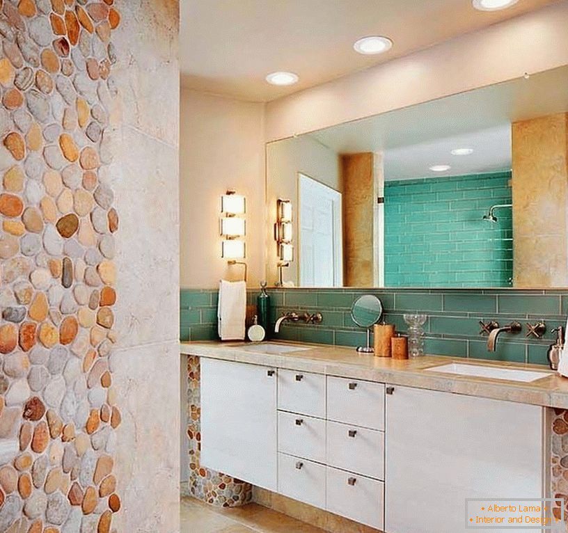 Mozaik iz kamena u unutrašnjosti kupaonice