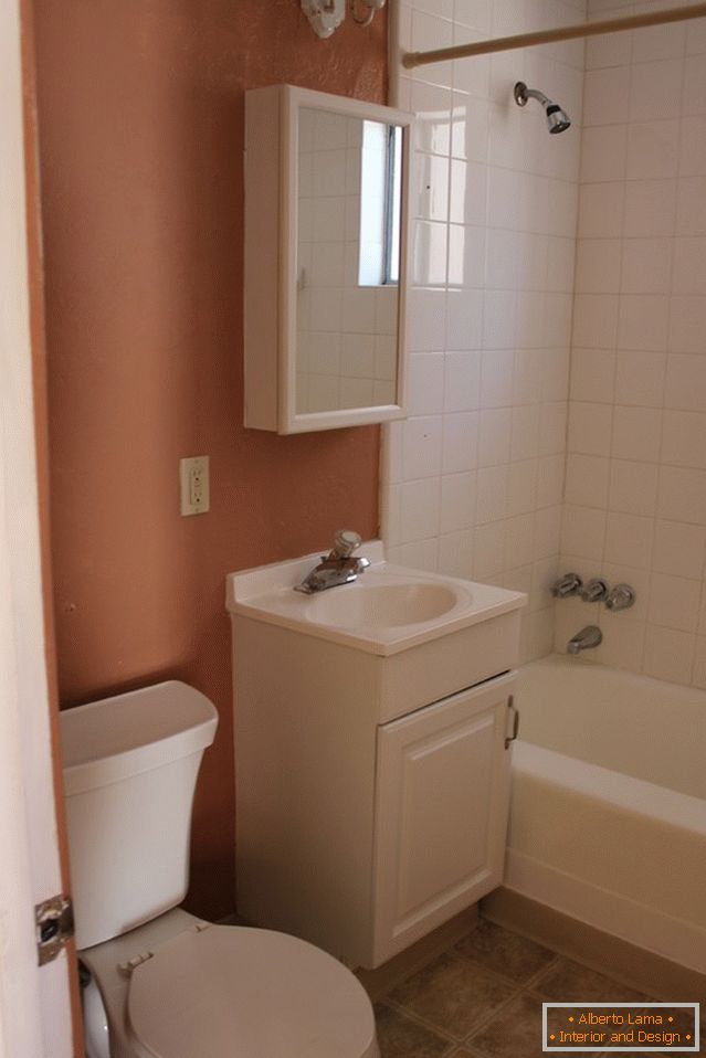 Unutrašnjost male kupaonice prije popravka