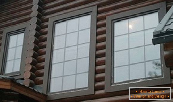 Lijepa ukrasi za prozore u drvenoj kući, fotografija 10