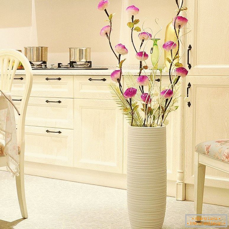 Vaza s cvijećem u kuhinji