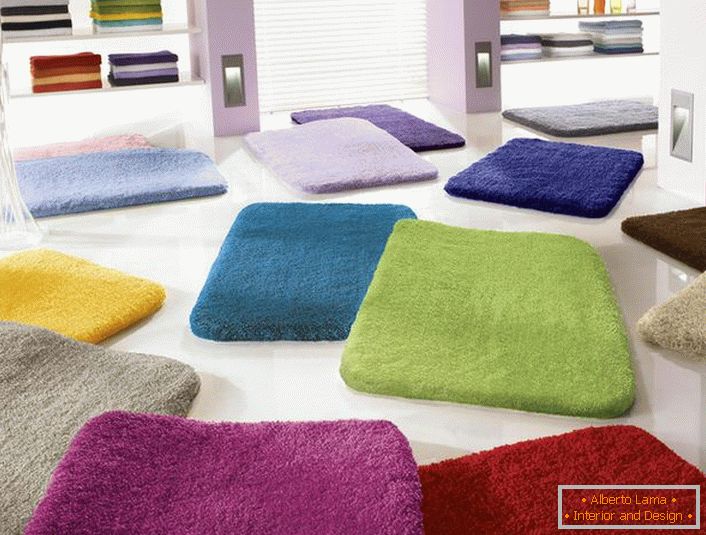 Univerzalni dizajn tepiha za kupaonicu s visokom hrpom omogućuje njegovu uporabu u bilo kojoj kupaonici. Glavna stvar je ispravno odrediti boju.