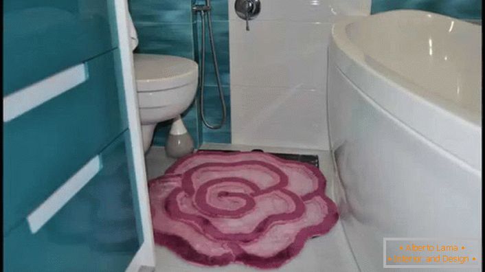 Tepih u obliku meke ružičaste ruže za malu kupaonicu. 