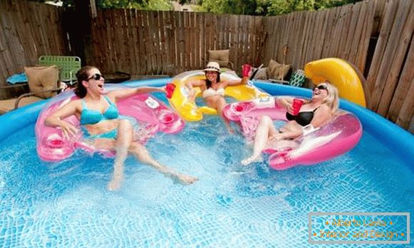 Kvalitetni bazen za napuhavanje za ljetnu rezidenciju - fotografije s odraslim osobama
