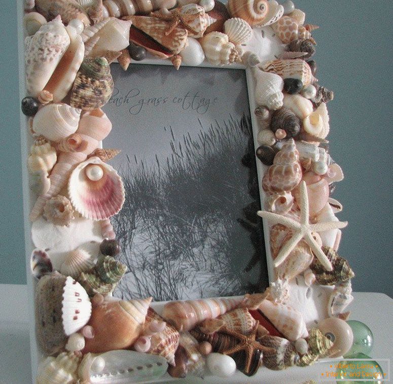 Foto okvir ukrašen školjkama s ljepilom
