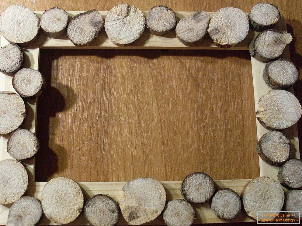 Okvir ukrašen drvenim kopljima