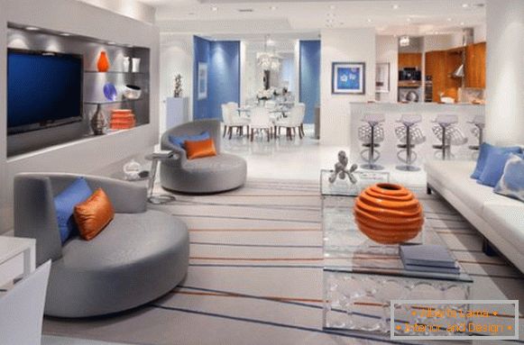 Kombinacija narančaste i plave boje u sivoj dnevnoj sobi