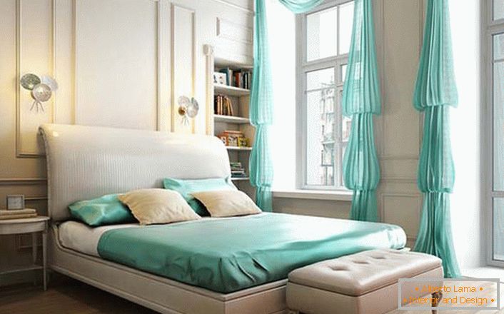 Skroman interijer spavaće sobe u neoklasičnom stilu zanimljiv je naglasak boje metvice. 