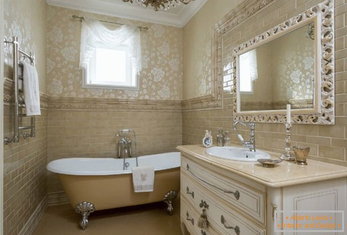 Neoklasična kupaonica u seoskom domu španjolske obitelji.
