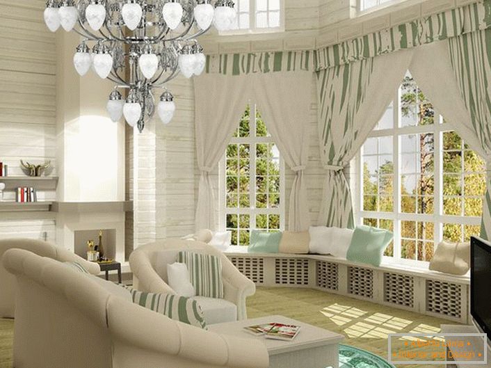 Svijetli dnevni boravak u neoklasičnom stilu. Ugodan i istodobno funkcionalan prostor. Od posebnog interesa su široki pragovi ukrašeni jastucima.