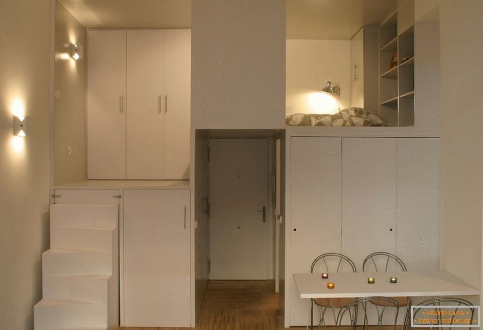 Malo mjesto apartmana: moderan potkrovlje u bijeloj boji
