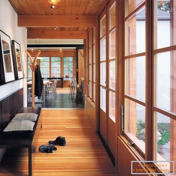 Moderne klupe s leđa u hodniku minimalizma 2015