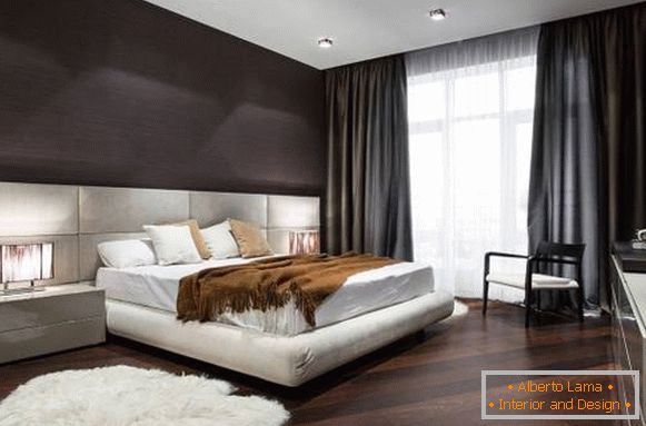 Dvostruki krevet s mekim naslonjačem svijetle boje