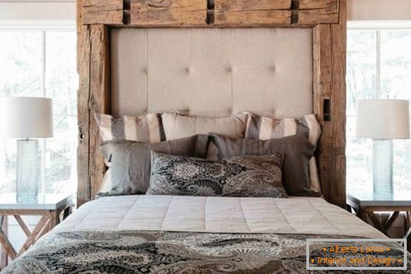 Drveni krevet s vlastitim rukama s mekim naslonjačem - fotografija