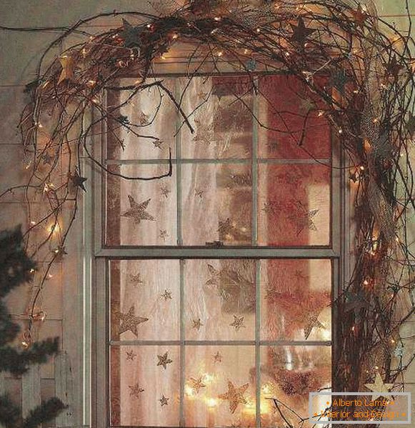 Božićna vijenac na prozoru, fotografija 59