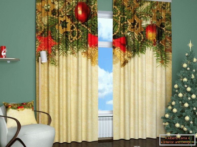 Božićno drvce uz prozor