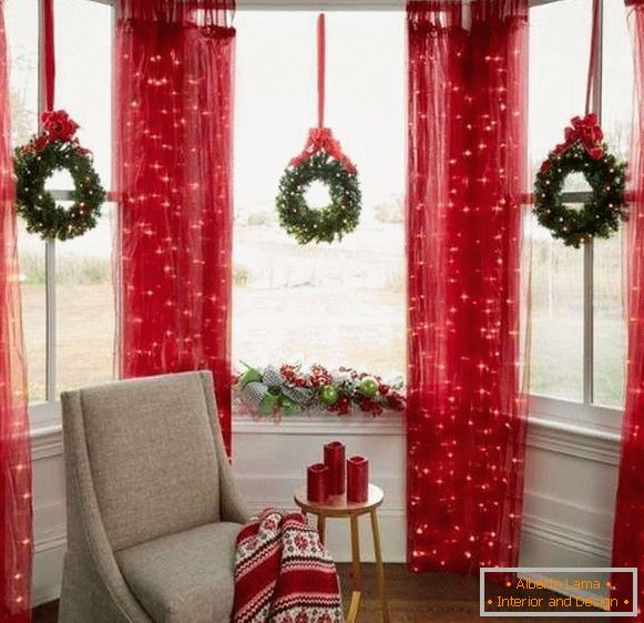 Božićno drvce za ukrašavanje prozora i zavjesa