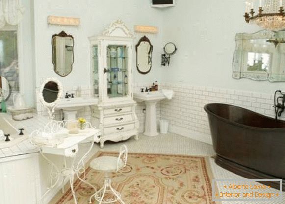 Svijetla unutrašnjost kupaonice u stilu Provence