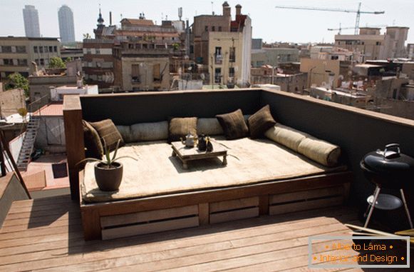 Patio na balkonu malog studija u Barceloni