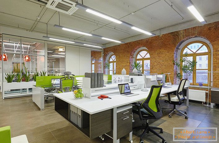 Za dizajn ureda u potkrovlju, koristi se puno živahnog zelenila, što čini sobu ugodnom i prilagođava zaposlenike na radnom raspoloženju. 