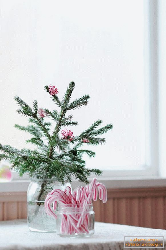 Kreativna ideja o ukrašavanju grančica božićnih drveća