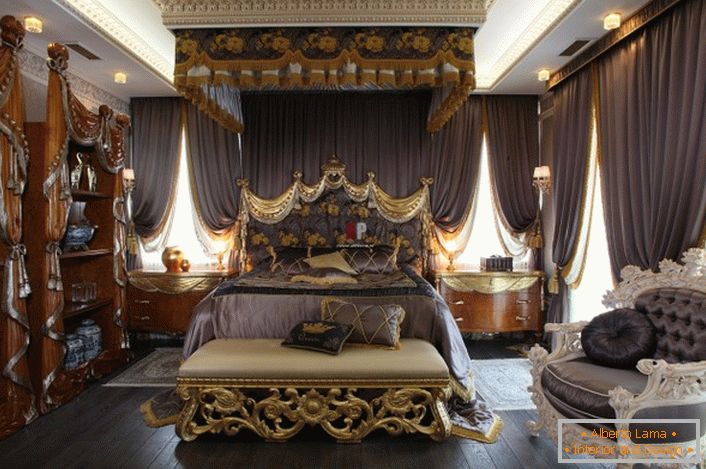 Luksuzna spavaća soba u baroknom stilu. U središtu skladbe je masivan krevet s visokom ukrasnom glavom.