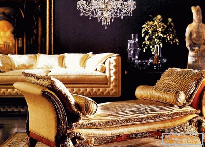 Barokni dnevni boravak s pravilno odabranim dekorom. Zid iza sofe ukrašen je velikom slikom u zlatnom okviru. Pozornost je također privučena drevnom kipu.