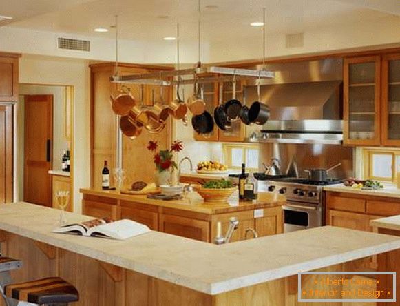 Kuhinja interijera blagovaona u privatnoj kući - dizajn s drvom trim