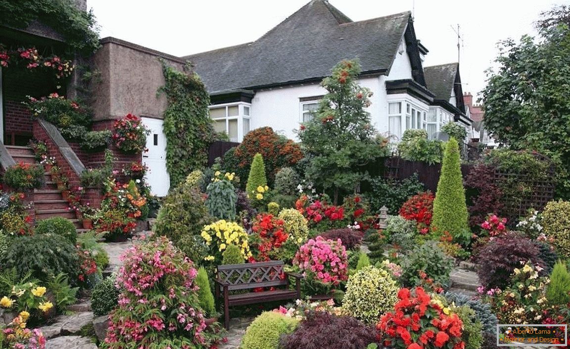 Prednji vrt ispred kuće u romantičnom stilu