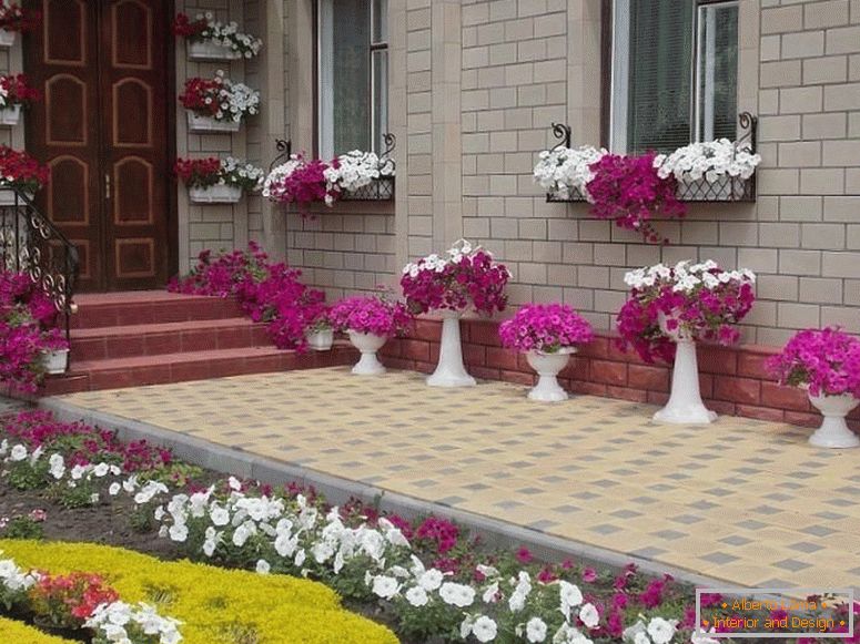 Prednji vrtni ukras pred kućom